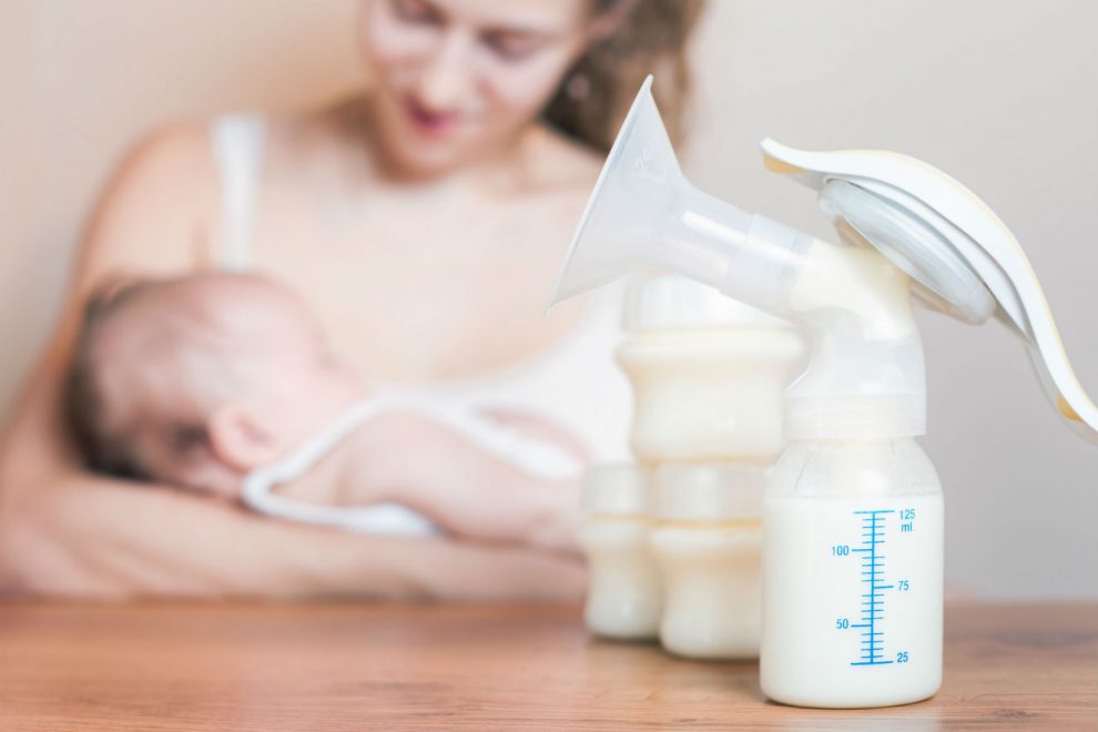 Resultado de imagem para Quando a mãe produz muito leite, a doação pode interferir na amamentação do filho?