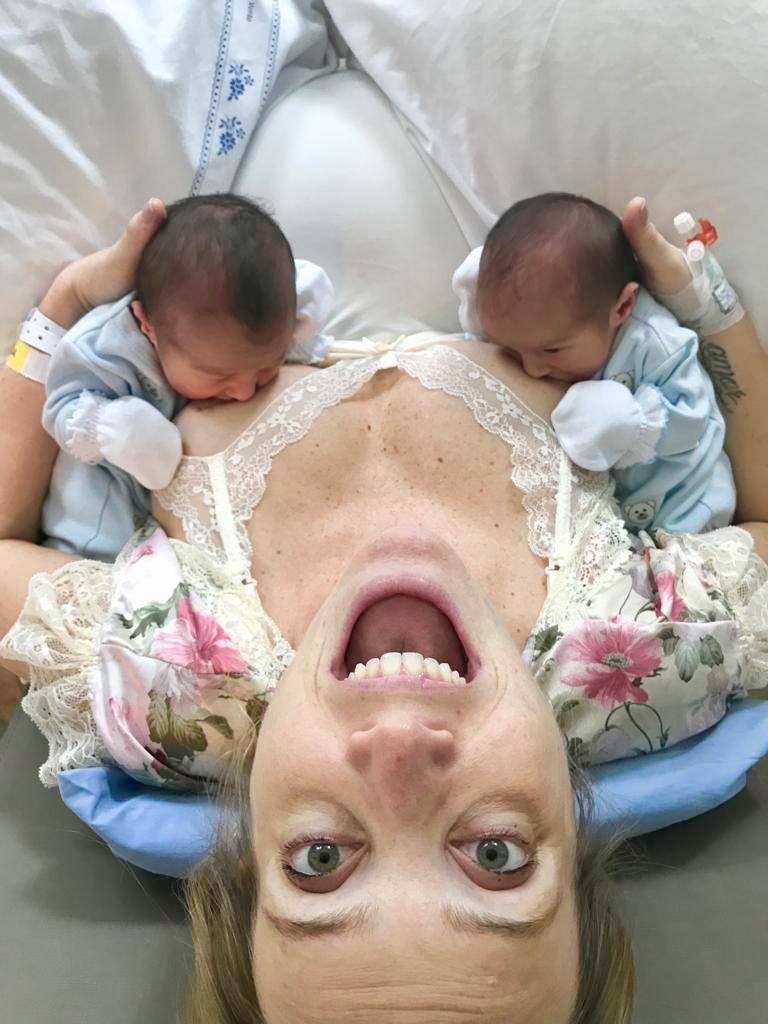 Resultado de imagem para É preciso revezar os dois seios para amamentar?